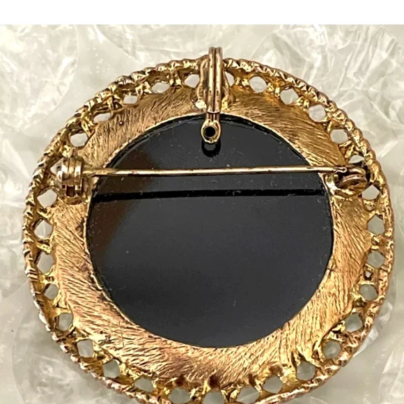 VICTORIAN STYLE VINTAGE BLACK MIRROR GLASS CAMEO BROOCH GOLD TONE FRAME - Picture 2 of 5